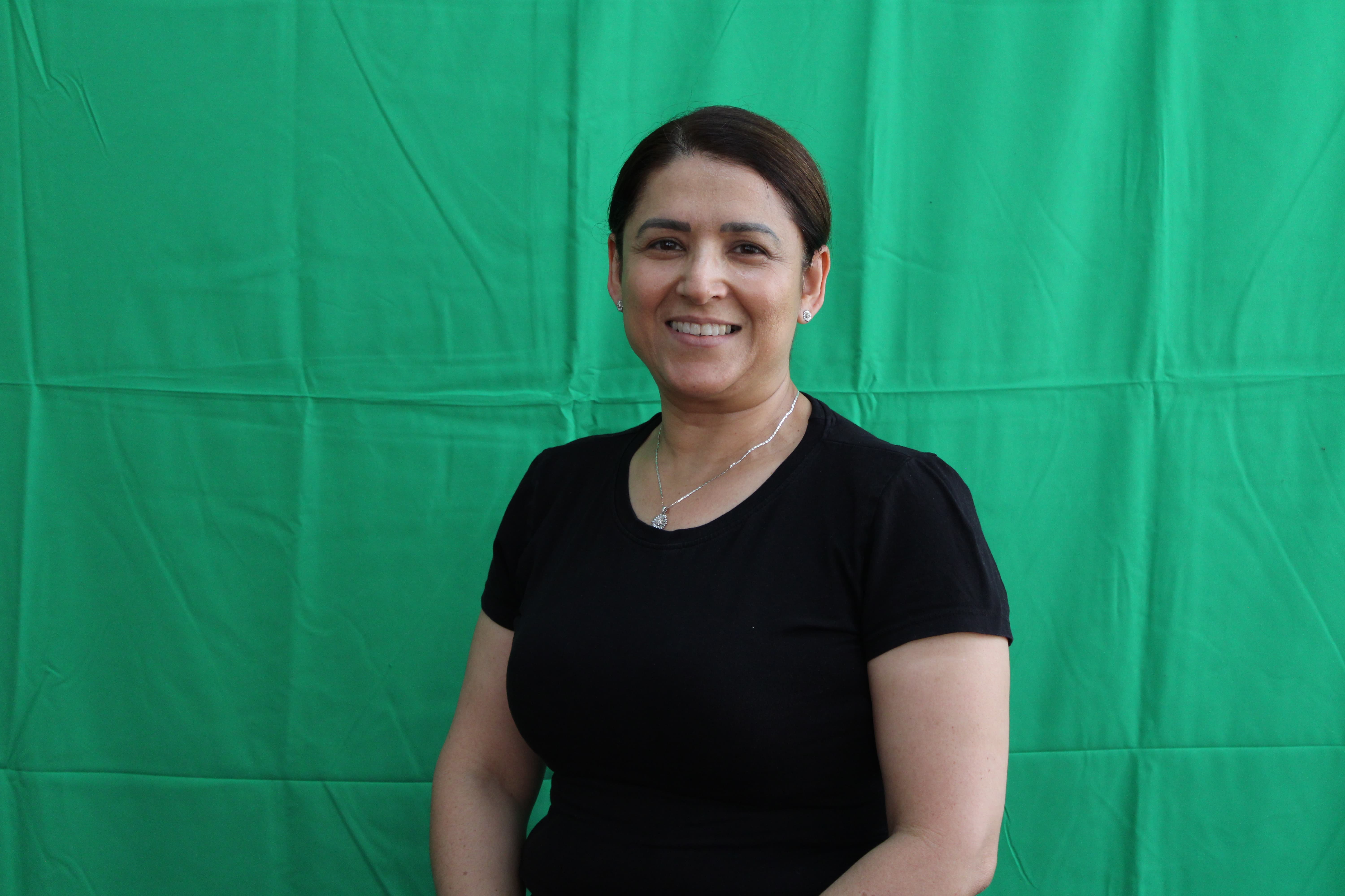 Integrante del personal del comedor Hazel Jiménez