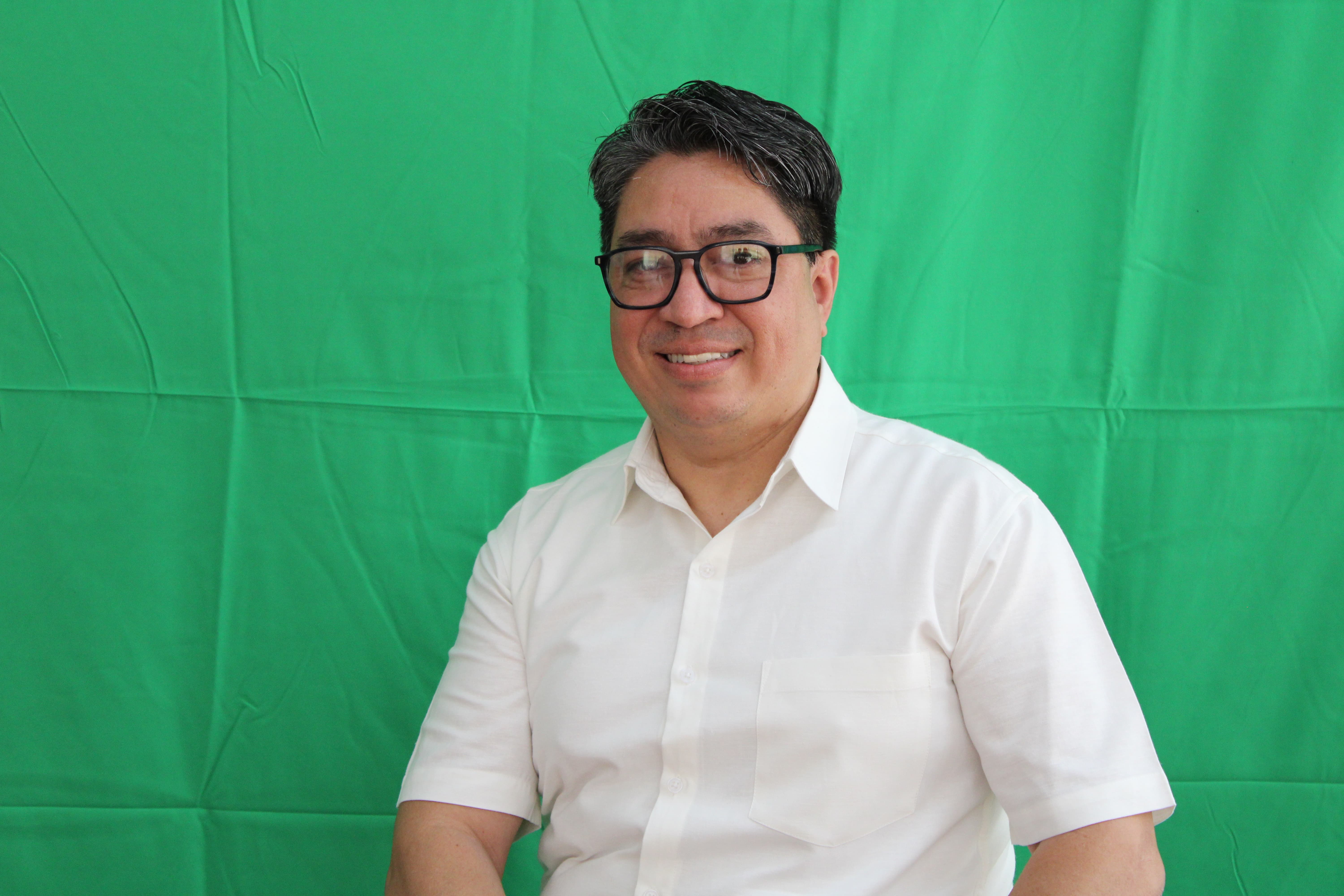 Integrante del departamento de electrónica Oscar Orozco